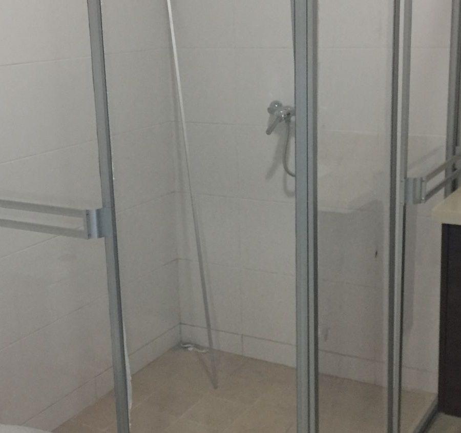 33. PUERTA CORREDIZA EN DUCHA